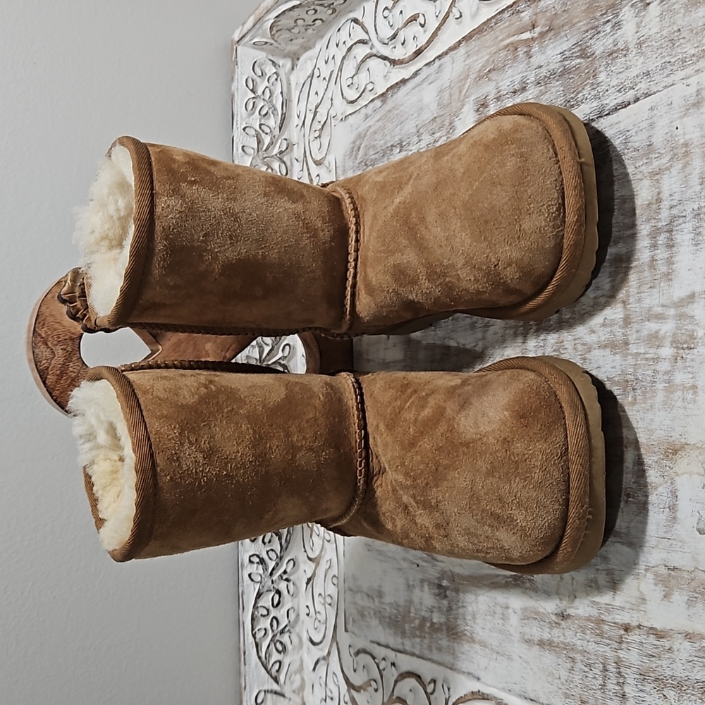 UGG Classic ll Boot, Girls size 2